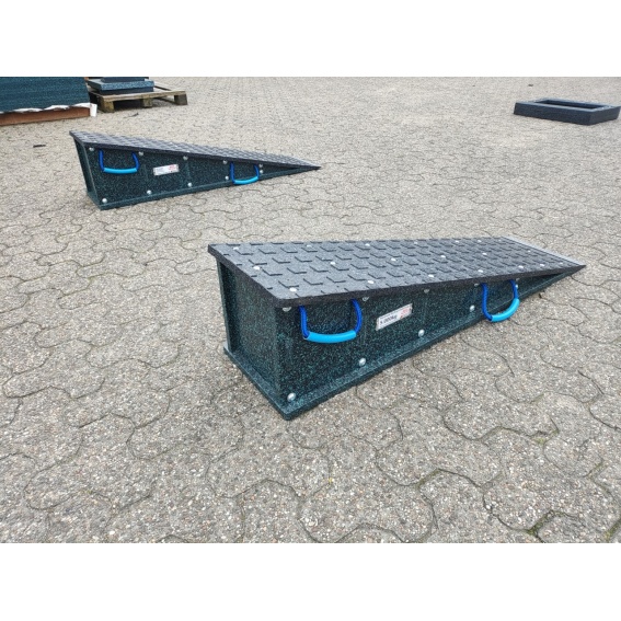 RZ Seecontainerauffahrrampe " Light ca. 17 Kg " 2 Stück Set 1000 x 300 x 160 mm mit Traktionsfräsung, 4 Griffschlaufen einteilig 6 IMG_20240524_093214