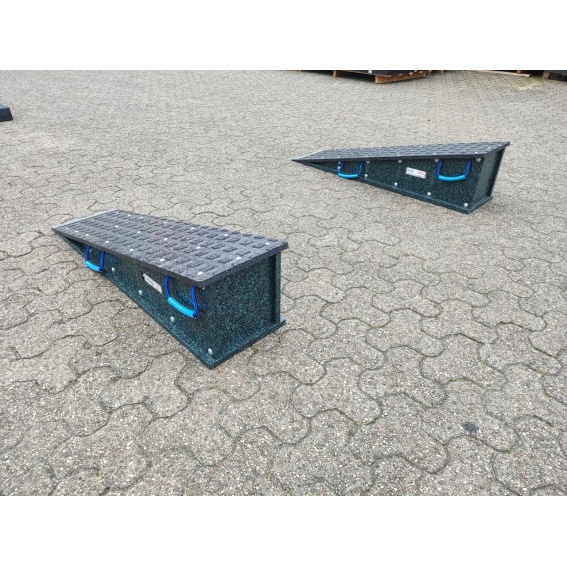 RZ Seecontainerauffahrrampe " Light ca. 17 Kg " 2 Stück Set 1000 x 300 x 160 mm mit Traktionsfräsung, 4 Griffschlaufen einteilig 8 IMG_20240524_093225