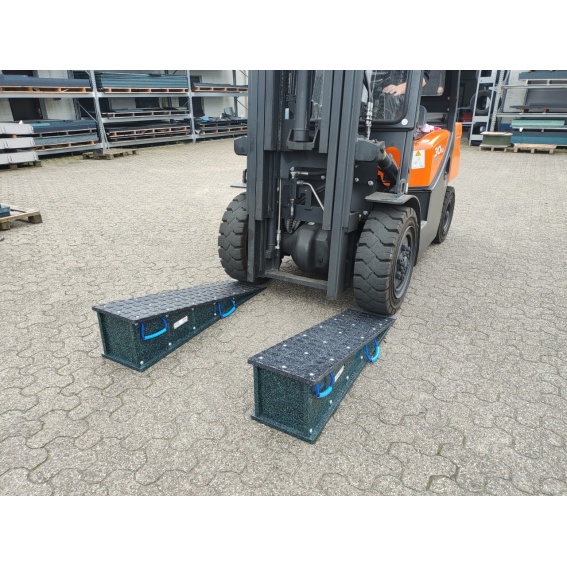 RZ Seecontainerauffahrrampe " Light ca. 17 Kg " 2 Stück Set 1000 x 300 x 160 mm mit Traktionsfräsung, 4 Griffschlaufen einteilig 3 IMG_20240524_093343