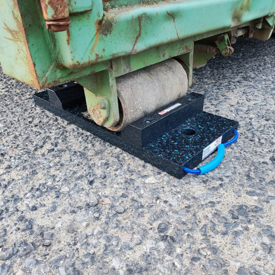 Container-Stopp-Platte, schützt den Boden vor Beschädigungen durch Abrollcontainer.